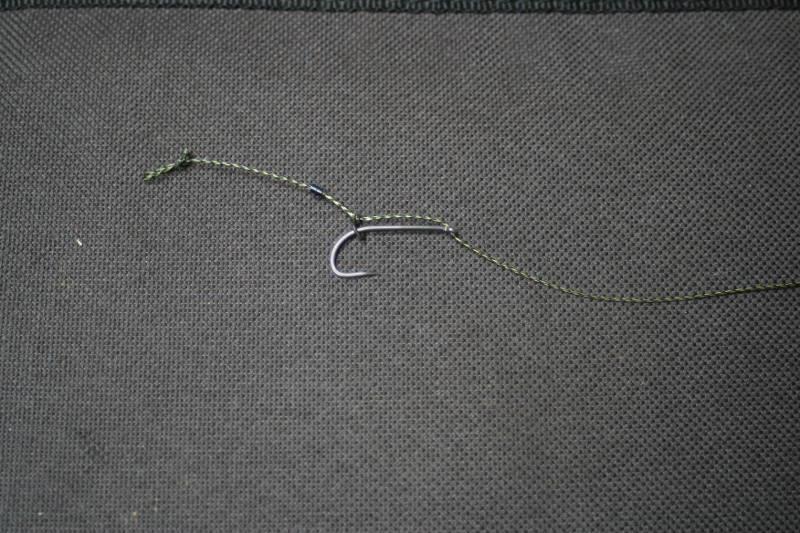 monturi - 2-legarea-anoului-si-fixarea-acestuia-pe-tija-carligului.jpg